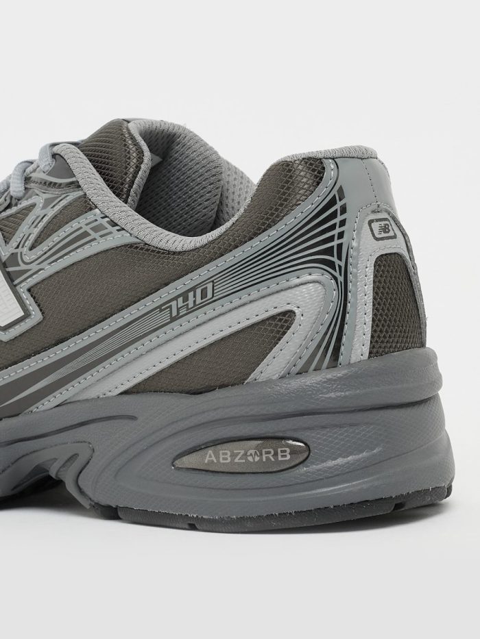New Balance 740